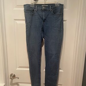 Levi women’s 311 shaping skinny jeans size 31 great condition